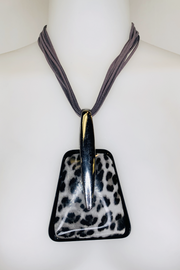 13074 - grey leopard print