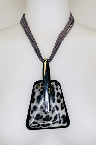 13074 - grey leopard print