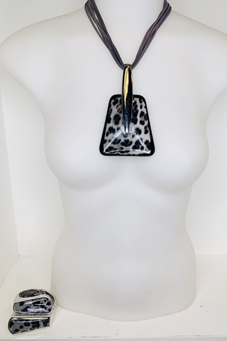 13074 - grey leopard print